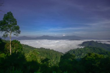 Dağ manzarası ve mavi gökyüzü bulutlu ve gökyüzü. 