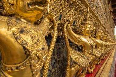 golder Garuda tapınağın çevresini süslüyor.