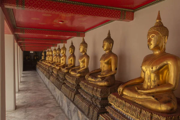 Золотой Будда Аккуратно Террасе — стоковое фото