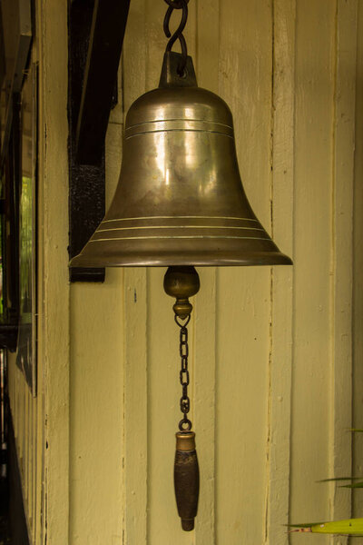 Латунный колокол на вокзале
