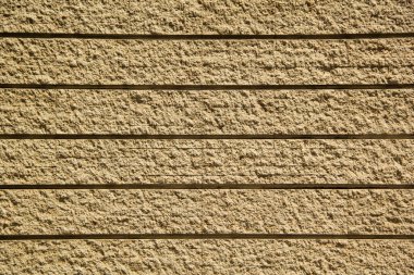 Arka plandaki desenli taş duvar.