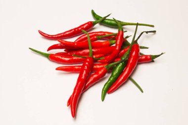 Kırmızı biber beyaz arkaplanda izole edildi