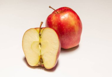 Kırmızı elma ve üzerinde beyaz izole damla ile bir buçuk