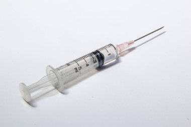 Beyaz arkaplanda şırınga