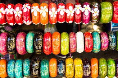 Tayland 'daki pazar pazarında renkler birbirine dolanır.