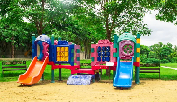 Een Kleurrijke Kinderen Speeltoestellen — Stockfoto