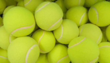 Tenis topu sepette.