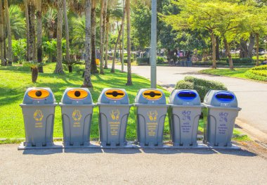 Bangkok Tayland 'daki Jatujak parkında çöp tenekesi.