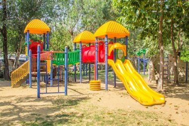 Parktaki renkli oyun parkı