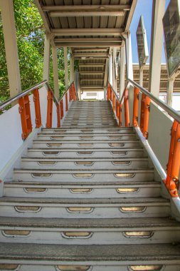 Bangkok 'taki tren istasyonuna giden merdiven.