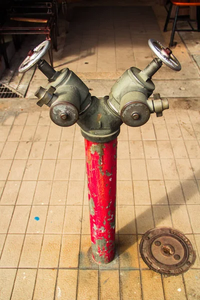 Червоний Металевий Пожежний Гідрант Вулиці — стокове фото