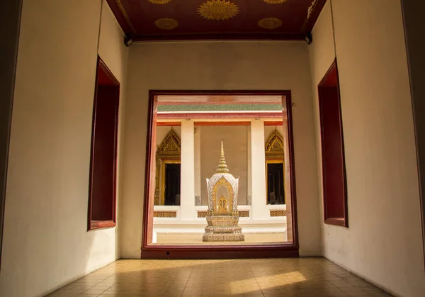 タイのバンコクにある寺院の正面玄関 — ストック写真