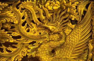 Altın kuş vinci oyulmuş.