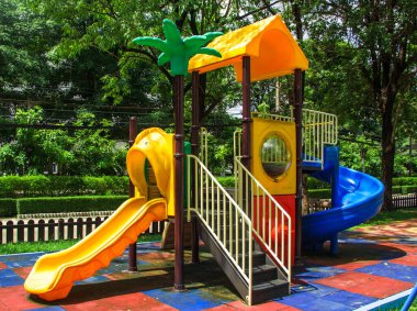 Parktaki renkli oyun parkı