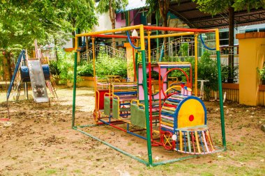 Parktaki renkli oyun parkı