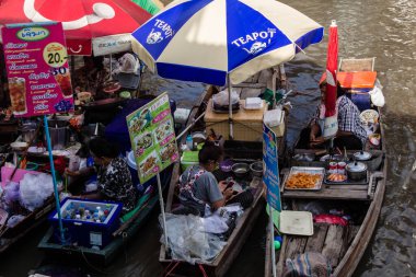 Tayland 'da Ampawa Yüzen Pazarı