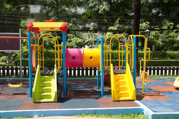 Parco Giochi Colorato Nel Parco — Foto Stock