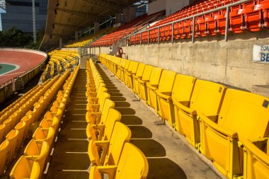 Stadyumdaki boş sarı koltuklar