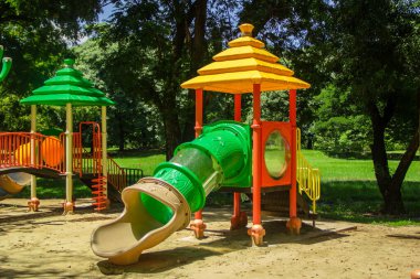 Parktaki renkli oyun parkı