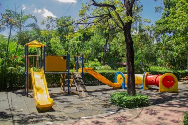 Parktaki renkli oyun parkı