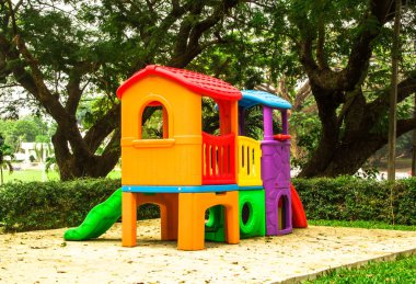 Parktaki renkli oyun parkı