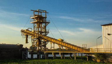 Bir nehir limanında taşıma bantları