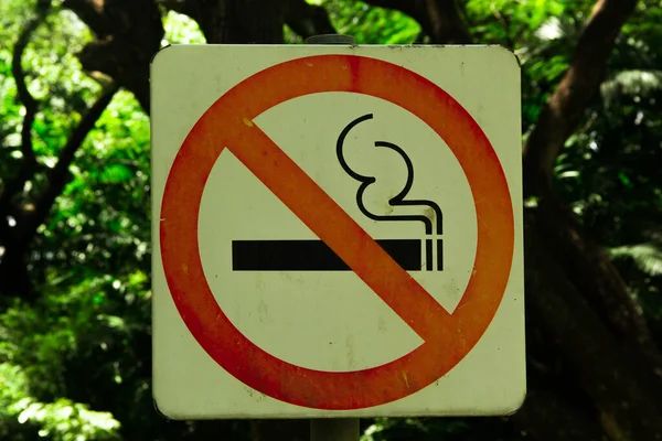 Parkban Tilos Dohányzás Stock Kép