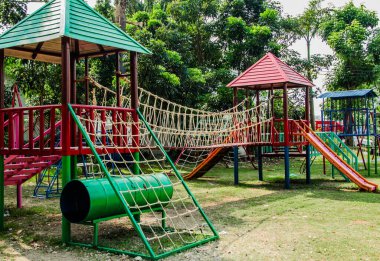 Parktaki renkli oyun parkı