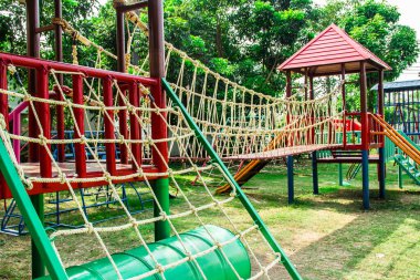 Parktaki renkli oyun parkı