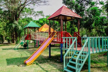 Parktaki renkli oyun parkı