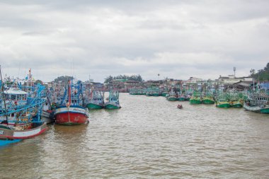 Nehirde balıkçı teknesi