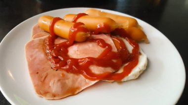 Amerikan kahvaltı pişmiş ve restoranda lezzetli görünüyor.