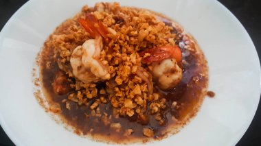 Kızarmış karides sarımsak ve biber.