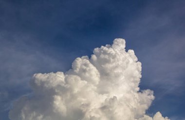 bulut ve mavi gökyüzü arkaplanı