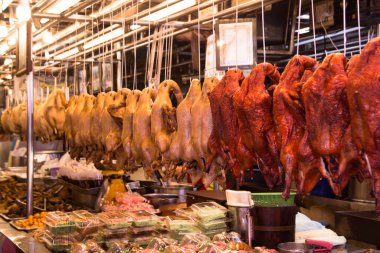 Ördek rostosu pazarda asılı.