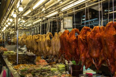 Ördek rostosu pazarda asılı.