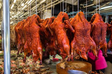 Ördek rostosu pazarda asılı.