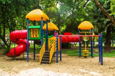 Parktaki renkli oyun parkı