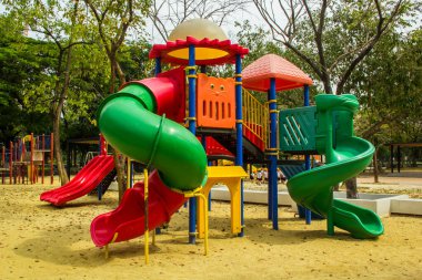 Parktaki renkli oyun parkı