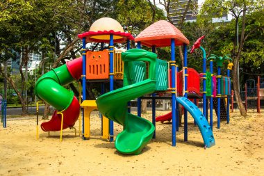 Parktaki renkli oyun parkı