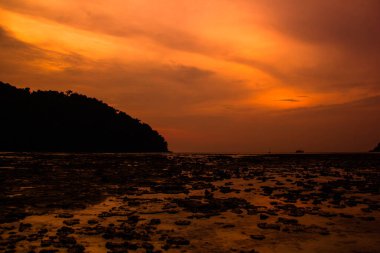 Gün batımı Surin Adası, Tayland sahillerinde
