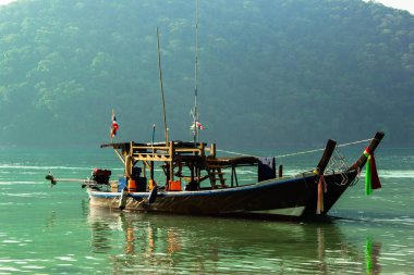 Surin Adası'nda uzun kuyruklu tekne, Tayland