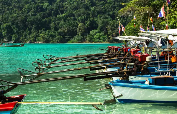 Surin Adası'nda uzun kuyruklu tekne, Tayland