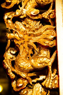 Çin stili altın ejder izole