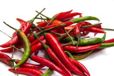 Kırmızı biber beyaz arkaplanda izole edilmiş.