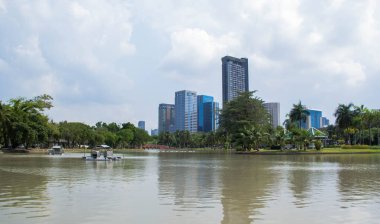 Yeşil bir çevrede modern şehir, jatujak parkı, Bangkok, Tayland