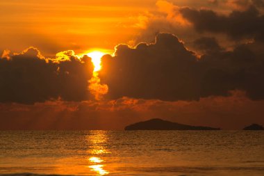 Sahilde güzel bir tropikal gün doğumu.