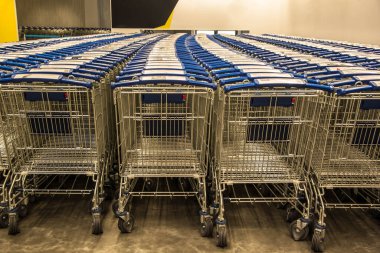 Süpermarkette alışveriş arabaları standları