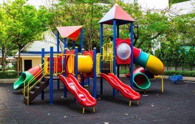 Parktaki renkli çocuklar için oyun alanı ekipmanları