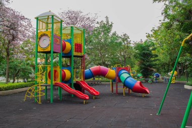 Parktaki renkli çocuklar için oyun alanı ekipmanları